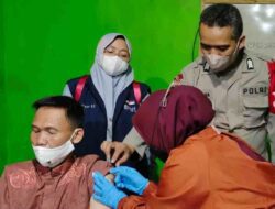 Kembali Gelar Vaksinasi Usai Tarawih, Polsek Pameungpeuk Bandung Sasar Warga Perbatasan