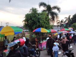 Rela Berdesakan Demi Berburu Takjil di Sekitaran Alun alun Tanjungsari