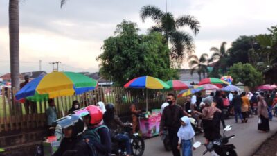 Rela Berdesakan Demi Berburu Takjil di Sekitaran Alun alun Tanjungsari