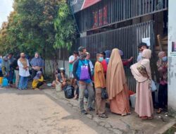 Meski Puasa, Warga di Sumedang Rela Antre Berjam-jam Demi Mendapatkan Minyak Goreng Curah