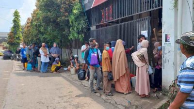 Meski Puasa, Warga di Sumedang Rela Antre Berjam-jam Demi Mendapatkan Minyak Goreng Curah