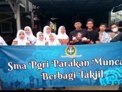 Osis SMA PGRI Parakanmuncang Sumedang Berbagi Takjil Kepada Warga Sekitar