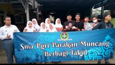 Osis SMA PGRI Parakanmuncang Sumedang Berbagi Takjil Kepada Warga Sekitar