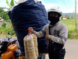 Pedagang Kerupuk di Sumedang Ini Ngaku Omsetnya Tak Serenyah Kerupuk yang Dijualnya