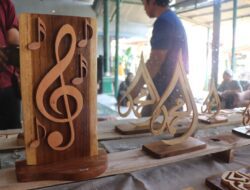 Tangan Kreatif Pria Sumedang Ini Mampu Sulap Kayu Jadi Kaligrafi Indah