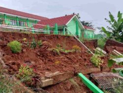 TPT SDN Sukamulya Sumedang Roboh, Kabel Listrik Tergeletak di Halaman sekolah