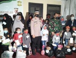 Polsek Jatinangor Santuni Anak Yatim dan Bagi-bagi Takjil Gratis