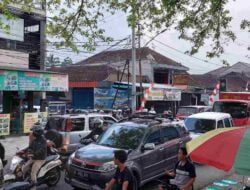 Padatnya Kendaraan dan Minimnya Petugas, Penyebab Kemacetan di Alun-alun Tegalkalong Sumedang