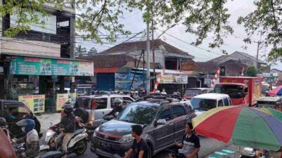 Padatnya Kendaraan dan Minimnya Petugas, Penyebab Kemacetan di Alun-alun Tegalkalong Sumedang