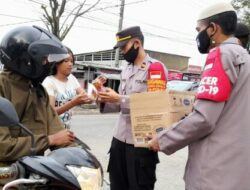 Jelang Buka Puasa, Polsek Cangkuang Bandung Bagikan Takjil Gratis