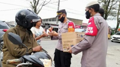 Jelang Buka Puasa, Polsek Cangkuang Bandung Bagikan Takjil Gratis