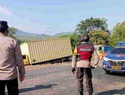 Jalur Cireki Tomo Kembali Terjadi Penurunan Polres Sumedang Lakukan Pengalihan Arus