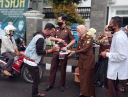 Kejari Sumedang Berbagi Keberkahaan Jelang Buka Puasa