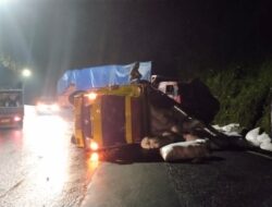 Diduga Rem Blong, Truk Pengangkut Majun Terbalik di Jalan Cadas Pangeran Sumedang