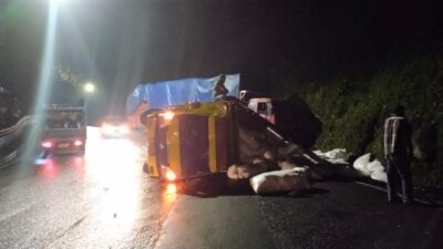 Diduga Rem Blong, Truk Pengangkut Majun Terbalik di Jalan Cadas Pangeran Sumedang