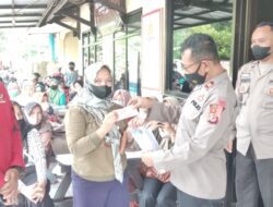 Bantu Ringankan Beban, Polsek Cibugel Salurkan BLT ke PKL dan Pedagang Warung