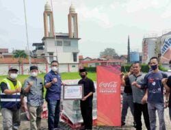 PT Coca-Cola Indonesia Salurkan Bantuan Sembako Lebaran bagi Kaum Dhuafa Sekitar Pabrik di Sumedang