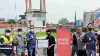 PT Coca-Cola Indonesia Salurkan Bantuan Sembako Lebaran bagi Kaum Dhuafa Sekitar Pabrik di Sumedang
