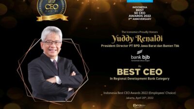 Direktur Utama bank bjb Yuddy Renaldi sebagai Indonesia Best CEO in Regional Development Bank Category dalam event Indonesia Best CEO Awards 2022 (Employees' Choice) 3rd Anniversary