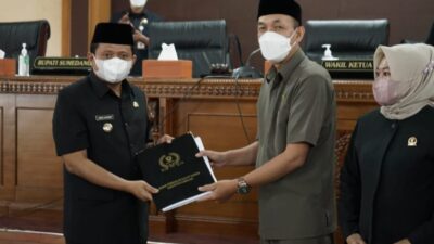 DPRD Sumedang Serahkan Catatan dan Rekomendasi atas LKPJ Bupati 2021 Senin (25/4/2022).