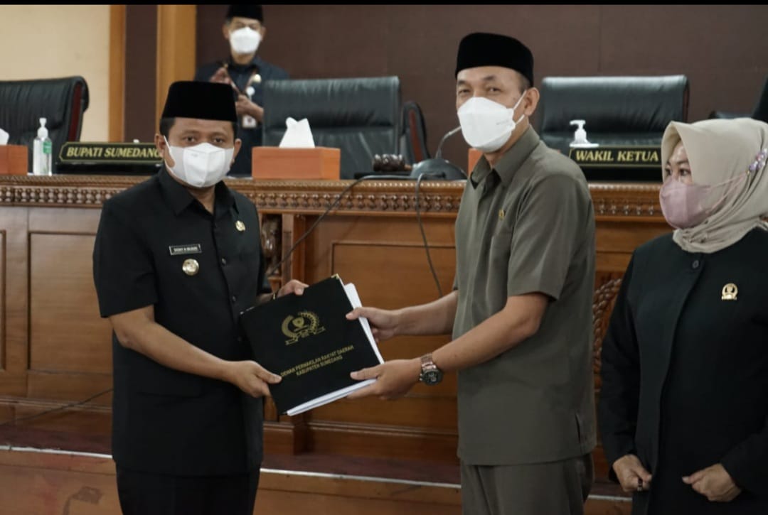 DPRD Sumedang Serahkan Catatan dan Rekomendasi atas LKPJ Bupati 2021 Senin (25/4/2022).