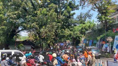 Dibanjiri Wisatawan, Arus Lalin ke Pelabuhan Ratu Sukabumi Diberlakukan One Way