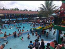 Libur Lebaran 2022, Kolam Renang Panyidangan Pamulihan Sumedang Dipadati Pengunjung