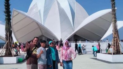 Ribuan Wisatawan Masih Padati Mesjid Al-Kamil Jatigede Sumedang, Jelang Berakhirnya Libur Lebaran