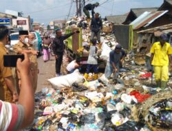 Sepekan Lebaran, Sampah Pasar Parakanmuncang Menggunung
