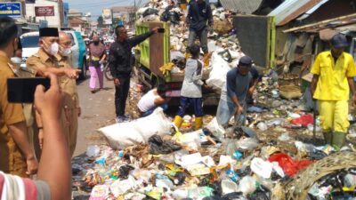 Sepekan Lebaran, Sampah Pasar Parakanmuncang Menggunung