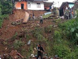 Tebing 10 Meter di Ciherang Sumedang Longsor, Dua Rumah Terancam