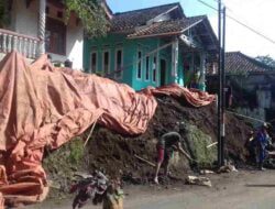 TPT Roboh, Dua Rumah Warga di Buahdua Sumedang Terancam Longsor