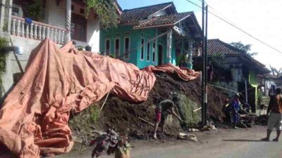 TPT Roboh, Dua Rumah Warga di Buahdua Sumedang Terancam Longsor