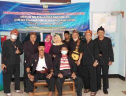 Kades Se-Kecamatan Situraja Sumedang Kompak Kenakan Pakaian Adat Sunda Sambut Kirab Panji