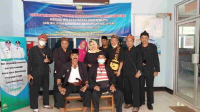 Kades Se-Kecamatan Situraja Sumedang Kompak Kenakan Pakaian Adat Sunda Sambut Kirab Panji