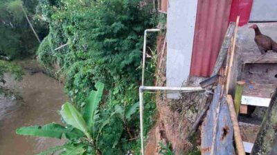 Dua Rumah Warga Regol Wetan Sumedang Terancam Longsor