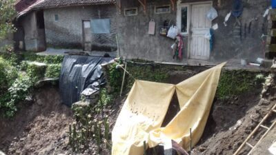 4 Rumah di Buahdua Sumedang Nyaris Hayut Tergerus Tanah Longsor