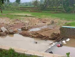 Tanggul Irigasi Jebol, Sawah Milik Penduduk di Sumedang ini Rusak