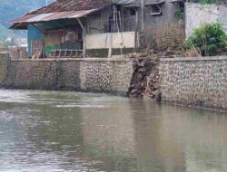 Belum Setahun Dibangun TPT di Sumedang Ambrol, Warga Resah Akan Banjir