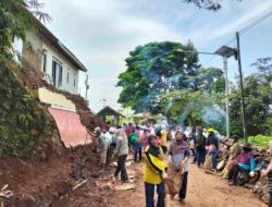 Kompak Banget, Warga Buanamekar Sumedang Gotong Royong Perbaiki Jalan Bekas Longsor