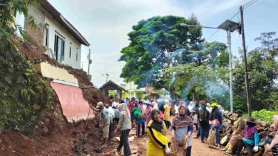 Kompak Banget, Warga Buanamekar Sumedang Gotong Royong Perbaiki Jalan Bekas Longsor