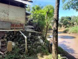 Miris! Rumah Warga di Sumedang Ini, Miring Tergerus Air Sungai