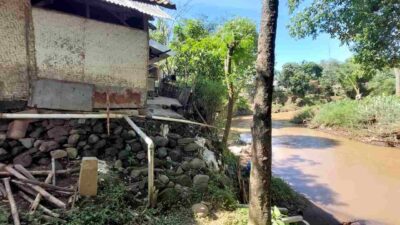 Miris! Rumah Warga di Sumedang Ini, Miring Tergerus Air Sungai