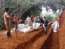 Terdampak Longsor Warga Sukatali Kerja Bakti Perbaiki Saluran Irigasi