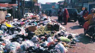 Sampah Pasar Parakanmuncang Sumedang Overload di Hari Idul Fitri