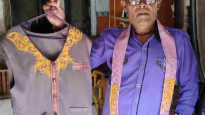 Mengenal Ustad ‘Gaul’ Asal Desa Sayang Jatinangor Sumedang yang Hobi Koleksi Baju Rhoma Irama
