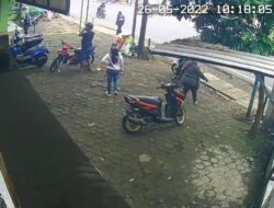 Gondol Uang Belasan Juta, Aksi Komplotan Maling di Pet Shop Jatinangor Sumedang Terekam CCTV