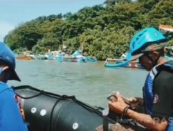 Wisatawan Asal Sumedang Tergulung Ombak Pantai Sayangheulang Santolo Garut