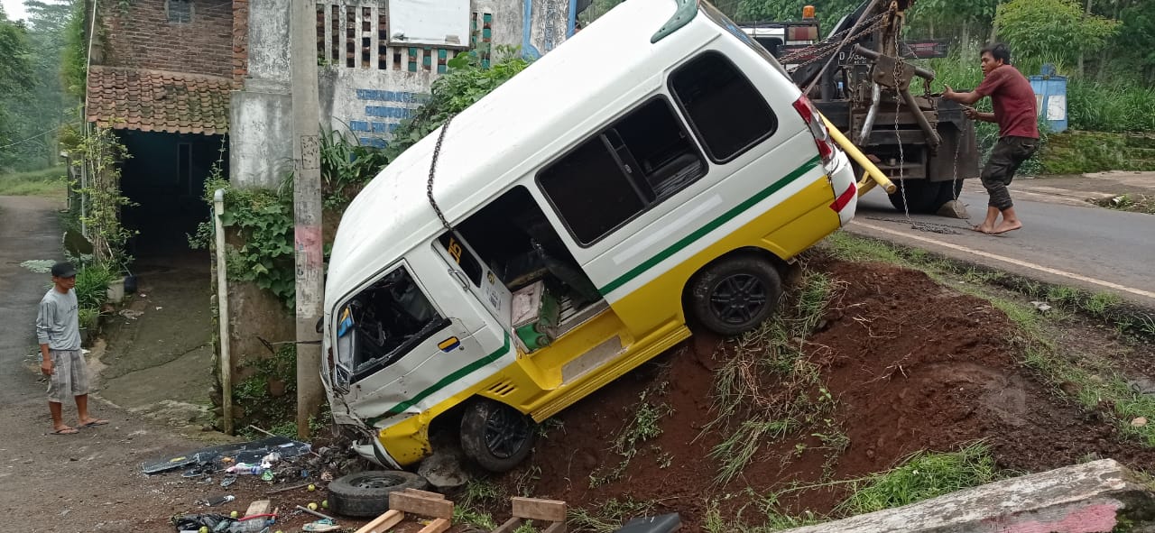 TABRAK: Mobil angkot jurusan Tanjungsari Cicalengka menabrak pembakaran sampah di Dusun Cibogo Desa Cikahuripan Kecamatan Cimanggung.