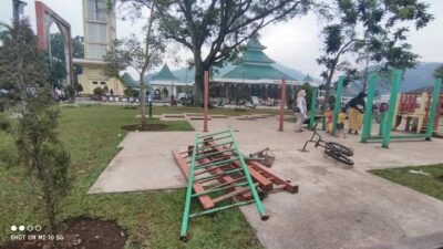 Alun-alun Sumedang Tak Terawat, Sejumlah Fasilitas Bermain Anak Dibiarkan Rusak